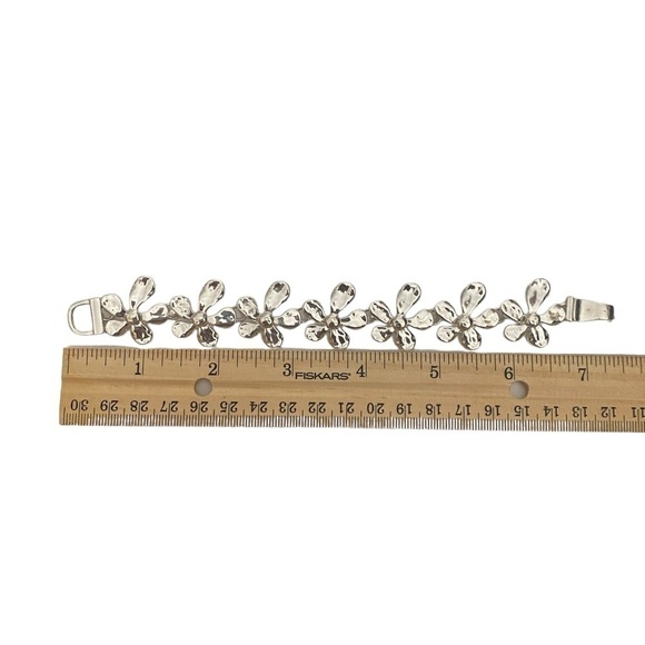 Metal hammered Flower Magnetic Bracelet - Picture 10 of 10